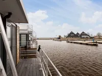 Houseboat with Stunning Views