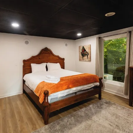 Clemson 3Br Family-Friendly Near Stadium with 75” TV and Indoor Putt Green