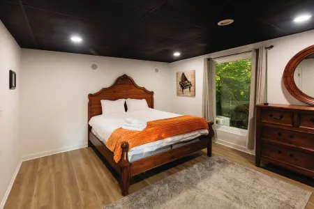 Clemson 3Br Family-Friendly Near Stadium with 75” TV and Indoor Putt Green Отели в г. Клемсон