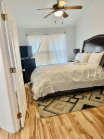 Spacious and luxurious 3 bed/1.5 bath townhome with free parking, sleeps 6 Hotels in Middletown