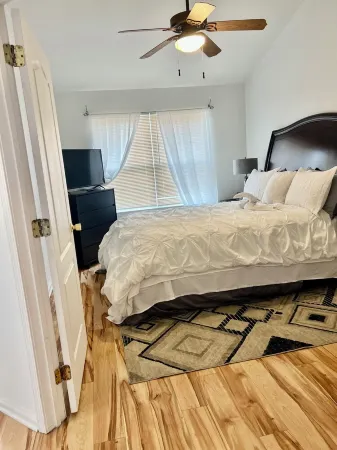 Spacious and luxurious 3 bed/1.5 bath townhome with free parking, sleeps 6 Отели в г. Мидлтаун