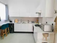 Contemporary 2 Bed in Suburbs - 2080 - Apartments