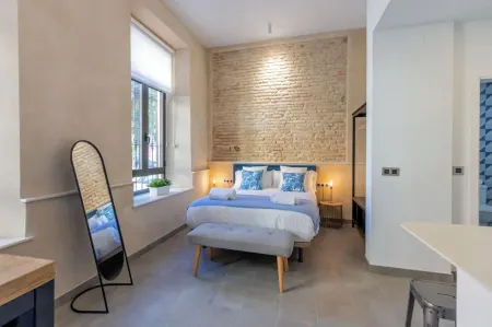 Nine O Clock San Agustin Отели рядом с достопримечательностью «Мост Изабеллы II»