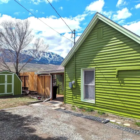 Yellowstone Treasure Guesthouses on the River
