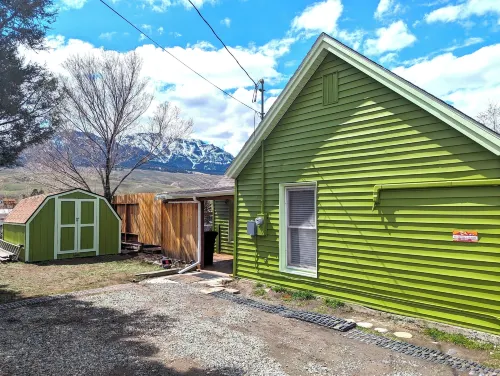 Yellowstone Treasure Guesthouses on the River