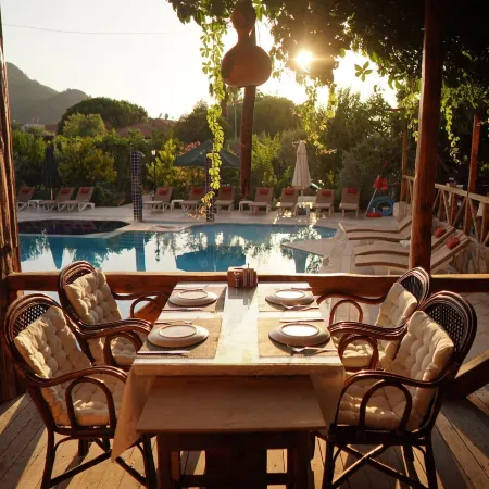 Suzanne Hotel & Restaurant