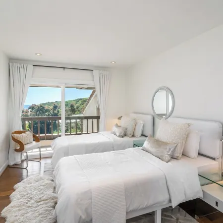 Malibu 2-bedroom designer furnished condo with AC. Central to everything!
