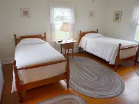 Waterfront Home On 3 Acres. Fish,crab, & kayak from the pier + great sunsets!