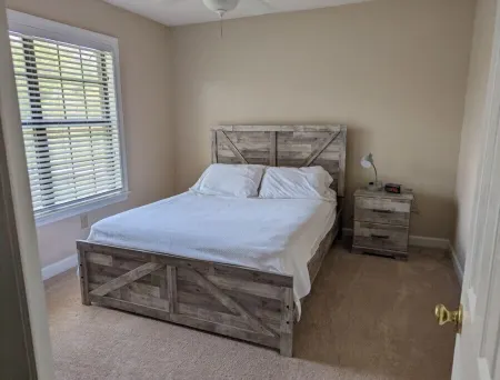 Cozy 3 bedroom, 2 bathroom home by the beach. Отели в г. Наварр