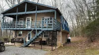 Charming 4-bedroom cabin with HOTTUB  in peaceful Upper Tract with WiFi, AC