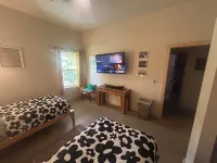 Large porch offers beautiful views of the lake. Enjoy unique interior design! Hôtels à : Comte de Creek