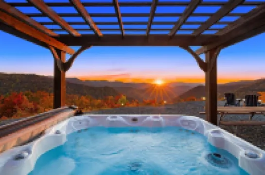 New Listing! Million Dollar Long Range Views-Hot Tub-King Suite
