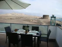 Best location on 2 floors (with penthouse) directly by the sea. Dream view from 3 terraces エル・コティージョのホテル