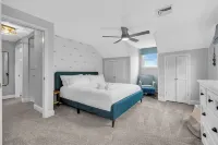 2Blocks 2Beach with Free Coffee, AC and Linens+Towel