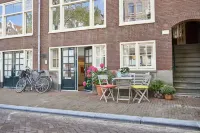 TWO BEDROOMS WITH TWO PRIVATE BATHROOMS - IDEAL FOR 2 COUPLES Hotels in Jordaan