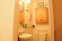 Cozy 2-bedroom condo in fabulous Berkeley next to the marina