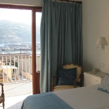 Sea front apartment with spectacular views over the harbor (AC, WIFI and SAT TV)
