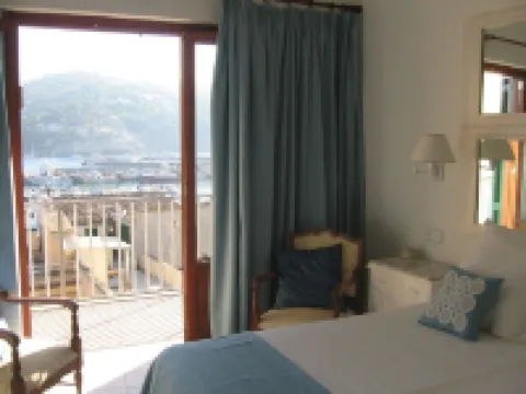 Sea front apartment with spectacular views over the harbor (AC, WIFI and SAT TV)