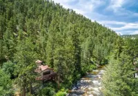 Winter Riverfront Cabin Near Estes Park – Cozy Fireplace, Mountain Views & Peace