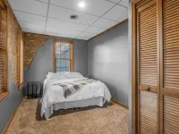 15 Min from Campus! Large 2BR Perfect for Groups! Hotels in Penn Township