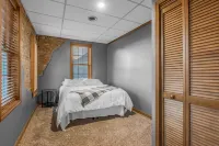 15 Min from Campus! Large 2BR Perfect for Groups!