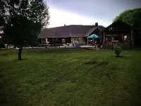 3-bedroom Rustic Charm Home Outdoor Kitchen, pool. Hot Tub + 2 fireplaces Hotels in Wagoner County