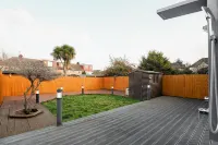 Beautiful 4 Bedroom House Immaculate Condition. Just Refurbished House. Hôtels à proximité de : Romford Baptist Church