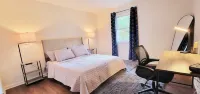 2Br Retreat w/ Outdoor Oasis by the Battery Hotels near Reed House