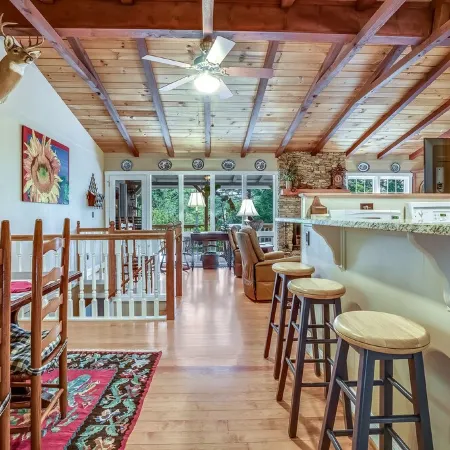 Highlands Hideaway Two Blocks from Main Street