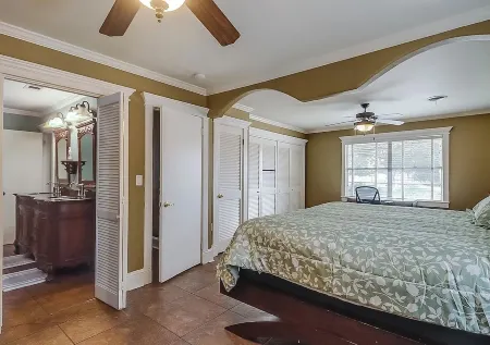 Charming Coastal Retreat in West Biloxi! Отели рядом с достопримечательностью «Mississippi Coast Coliseum and Convention Center»