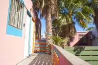 An amazing apartment with green area, garden with teable and chairs in the best