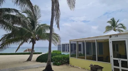 Cozy Beach Cottage at The Sea Lodges in Cayman Kai Отели в г. Rum Point