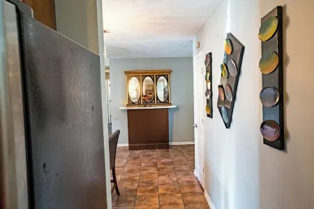 Cheerful 3-Bed Room Home in Columbus, MS Отели в г. Колумбус