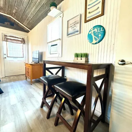 Cozy Lake Front Studio Cabin - Wifi/AC/Queen Bed/Twin Sleeper/Lake View- Cabin 3