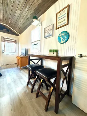 Cozy Lake Front Studio Cabin - Wifi/AC/Queen Bed/Twin Sleeper/Lake View- Cabin 3