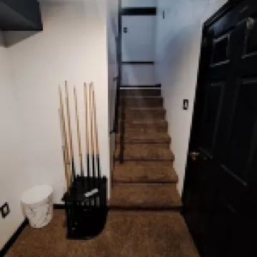 Modern - 4 Bedroom - Pool Table- No Chores - No Contact Check In-