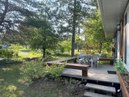 Cozy 3 bedroom cottage, short walk from the beach