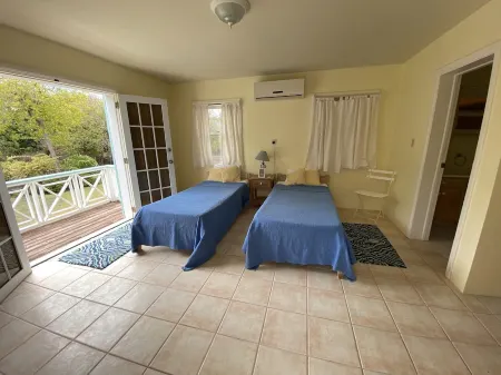 5 bedroom Villa with pool, 5 min walk to the beach