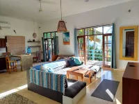 Huge gorgeous penthouse style,1 bedroom, 5 mins from everything, jungleview