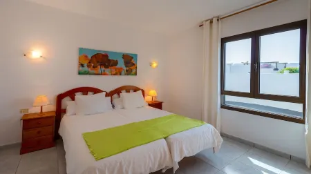 Reyes Natur - Bungalow on the seafront Отели рядом с достопримечательностью «Monte Corona»