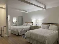 The Boathouse: Large Waterfront Cottage on Harrington Sound – Sleeps 4+ Hotels in Smith's