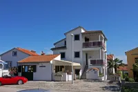 Large apartment just 300m from the beach in Porec Hotels in Brulo