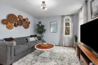 Walk to Bridge Street from the Westside Charmer! 大急流城酒店