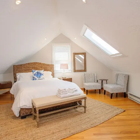 Relaxing Island Retreat, Cozy Cottage, Lamberts Cove Beach Access!