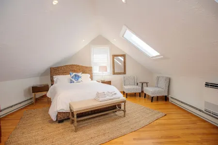 Relaxing Island Retreat, Cozy Cottage, Lamberts Cove Beach Access!