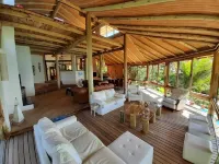House with 5 suites with spectacular views to the sea!