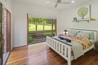 PERFECT FOR LARGE FAMILIES CLOSE TO BEACH AND SHOPS, ACREAGE & GAMES ROOMS