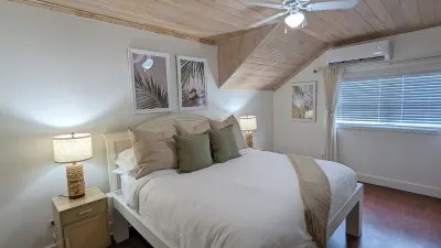 Coastal Chic - Cozy 2BR 3bd in charming Harbour Island Steps to Pink Sand Beach