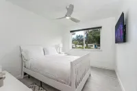 Dania Beach Spectacular Oasis. Close to the Beach, Ft. Airport and Port