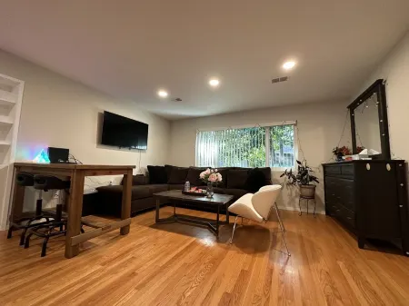 warm and sweet apartment Отели рядом с достопримечательностью «Мета Хедквотерс»